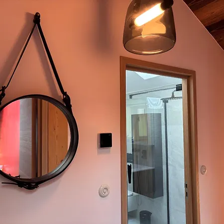 With Sauna & Fireplace تشامبري