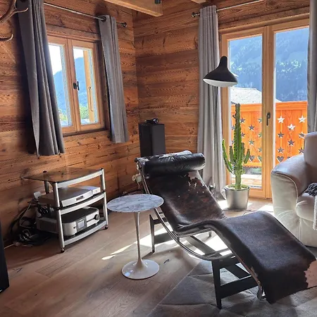 With Sauna & Fireplace تشامبري