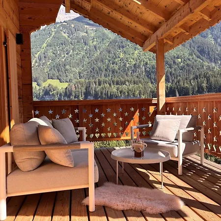With Sauna & Fireplace تشامبري