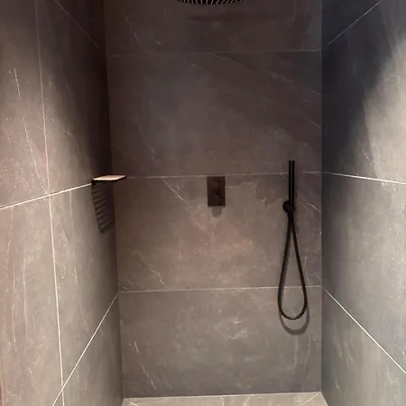 With Sauna & Fireplace تشامبري